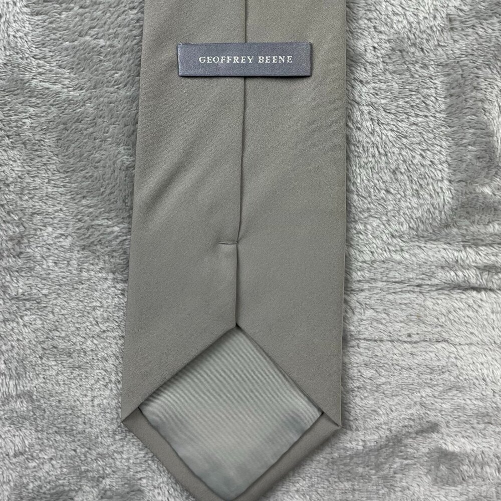 Geoffrey Beene Men's Classic 100% Polyester Neck Tie - Picture 5 of 6
